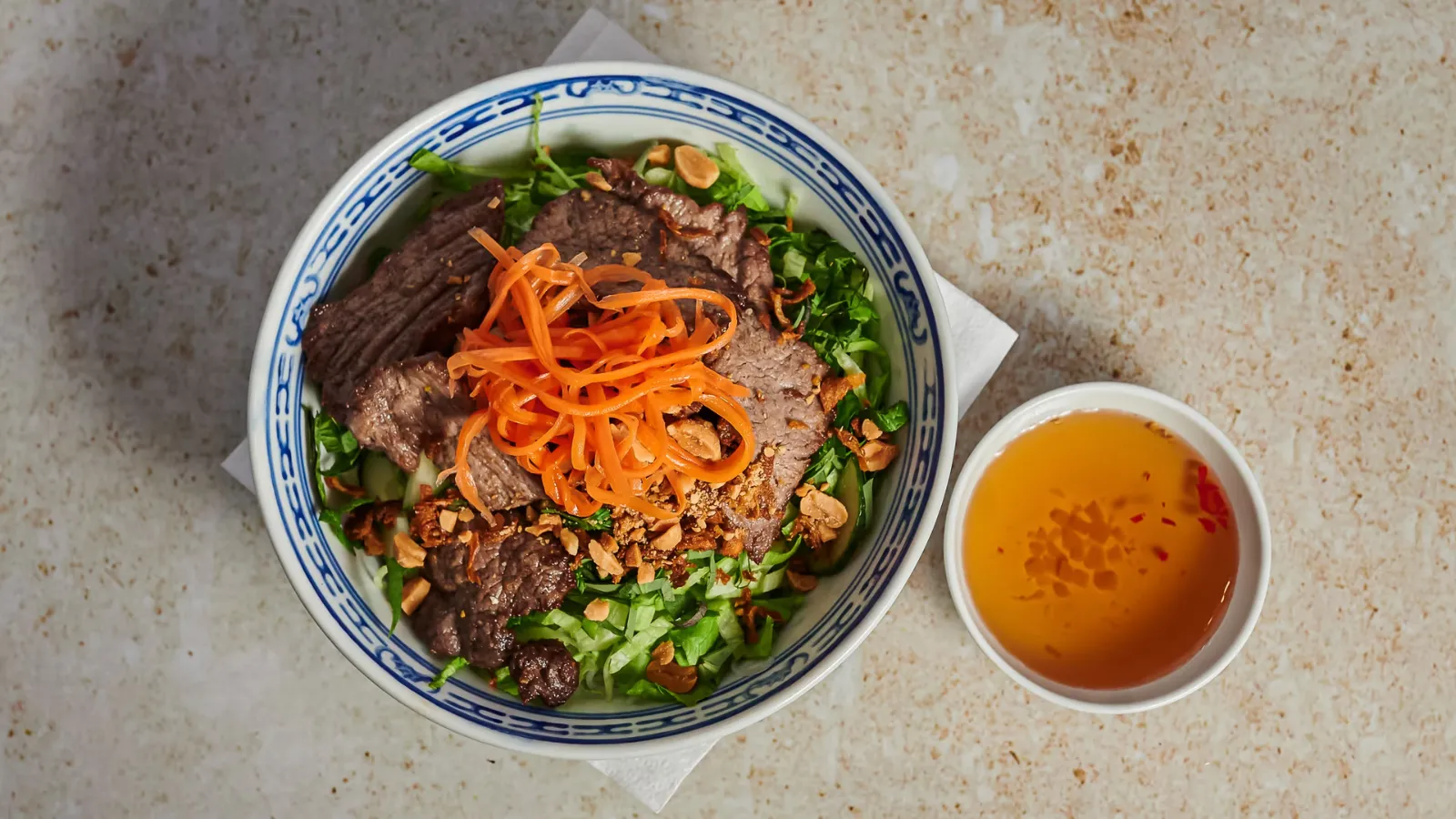 Stekt biff med risnudler og grønnsaker