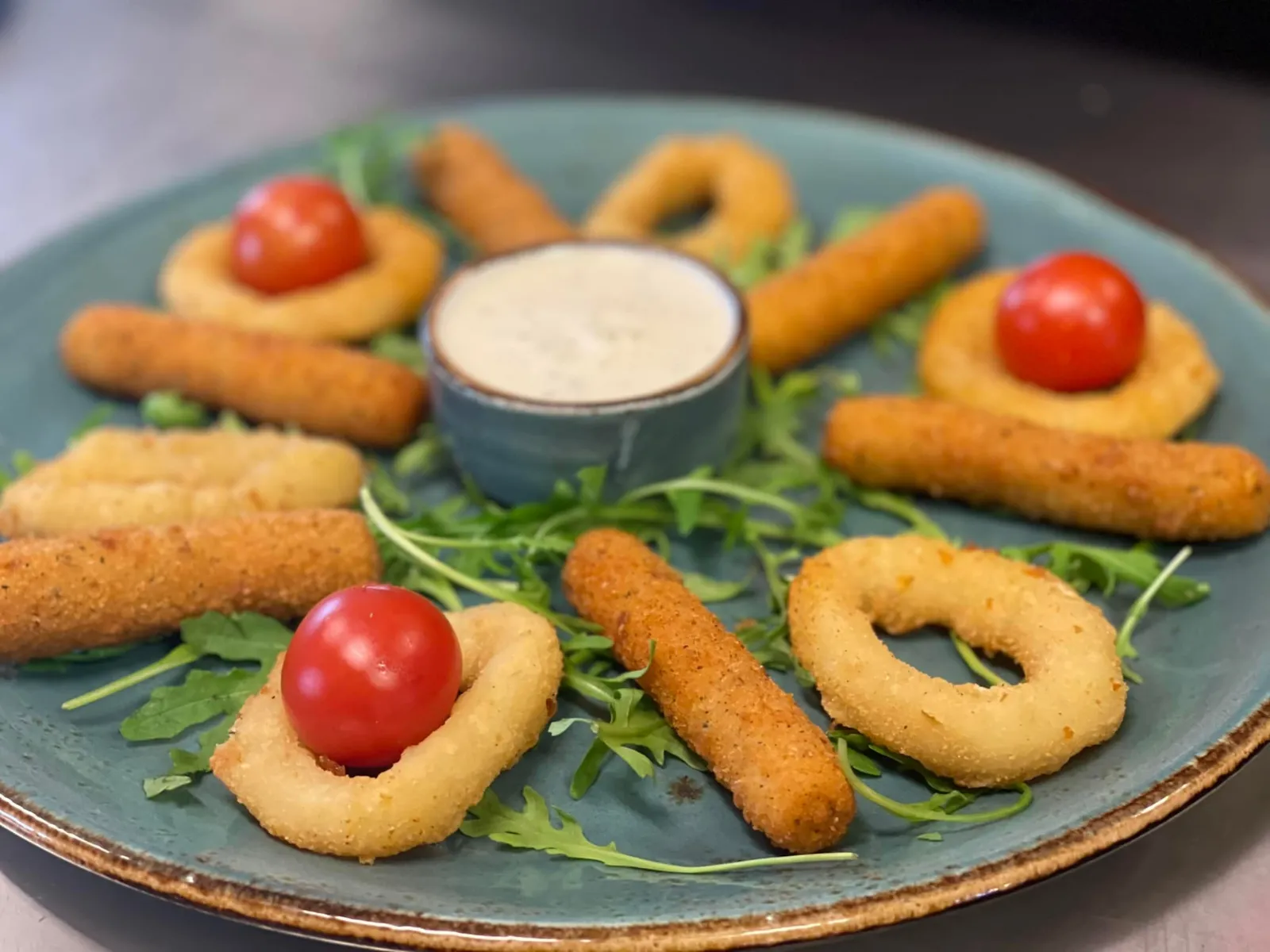 Ølpanerte løkringer og mozzarella-sticks