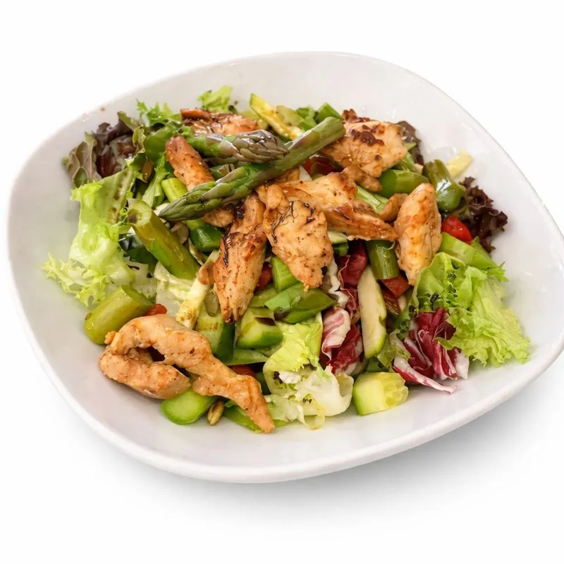 Salat med stekt kylling, asparges, gresskarkjerner og gresskarolje