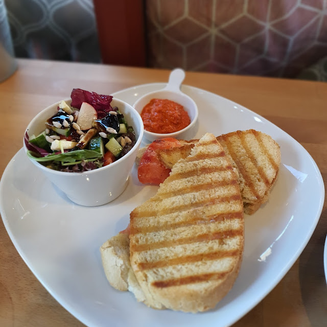 Toast med brie, asparges og tomat