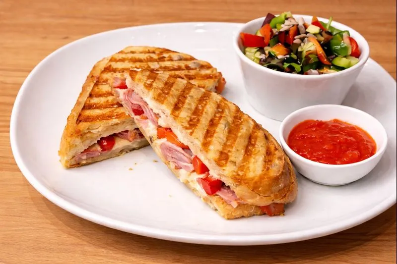 Toast med ost, skinke og rød paprika