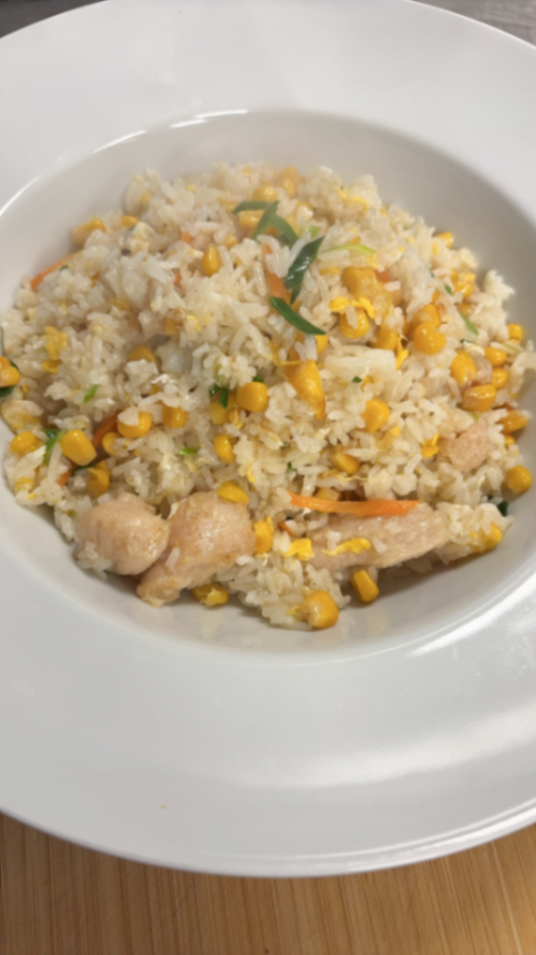 Stekt ris med kylling, egg og grønnsaker