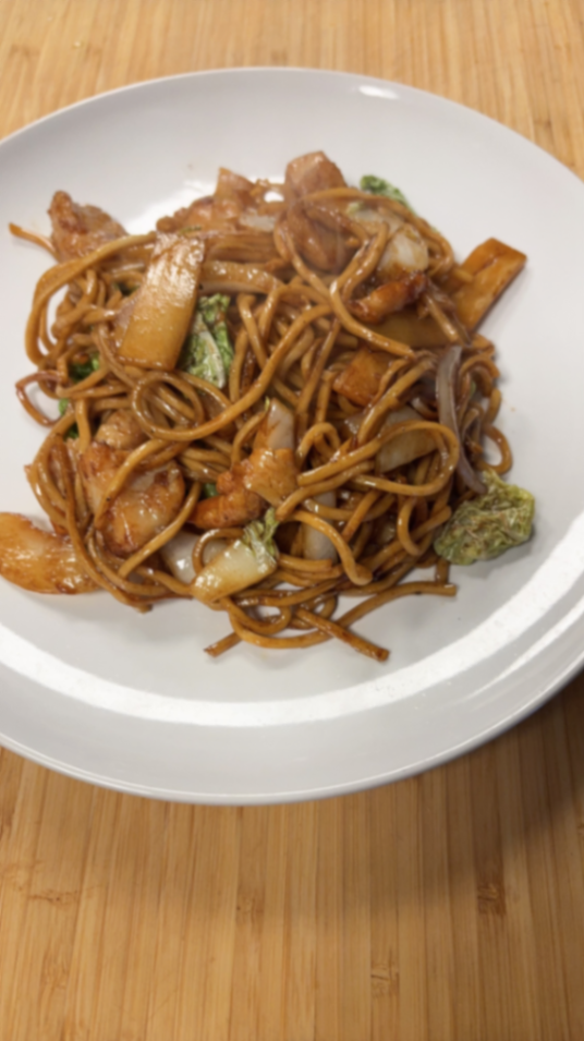 Kyllingkjøtt med stekt nudler