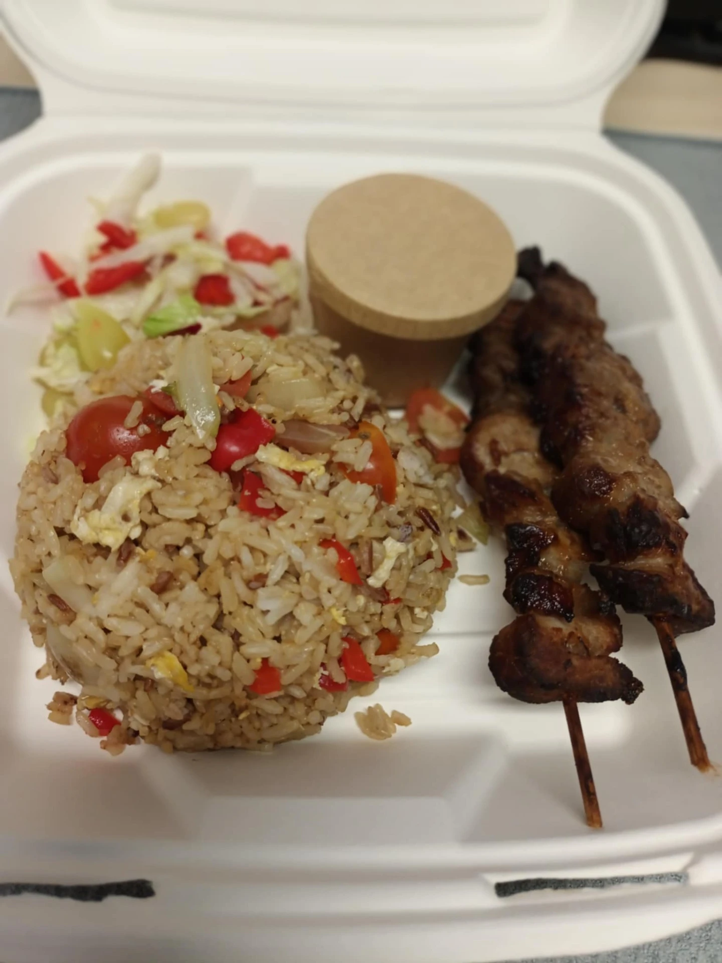 To svinekjøtt på spyd