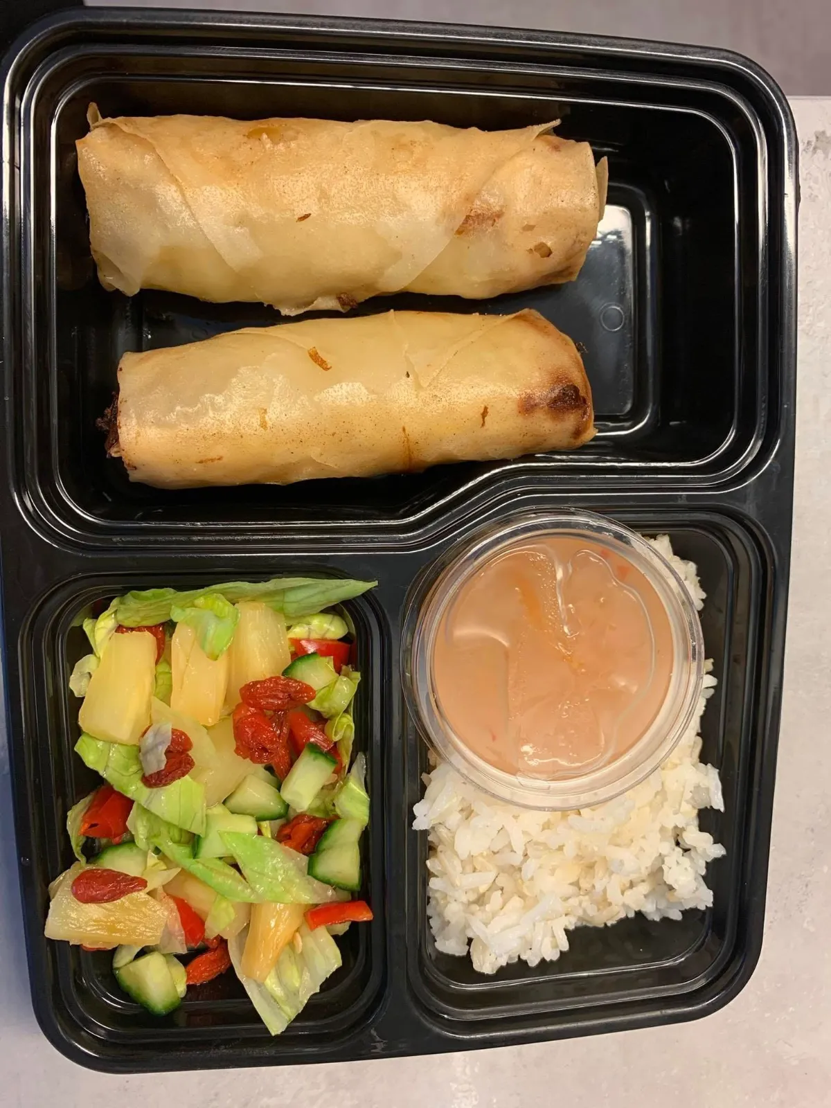 To vårruller med stekt ris