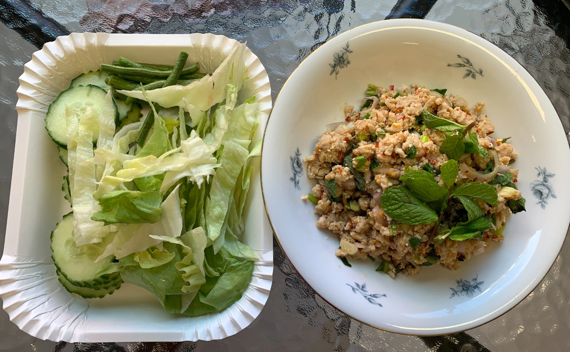 Larb Gai – kyllingsalat med krydret