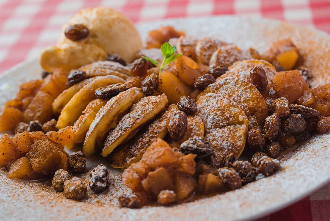 Eplekompott, rosiner, is og kanel